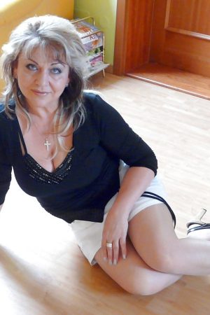 J’ai besoin de discuter pour décompresser Emilie - rencontre-Cougar-Asnières-sur-Seine
