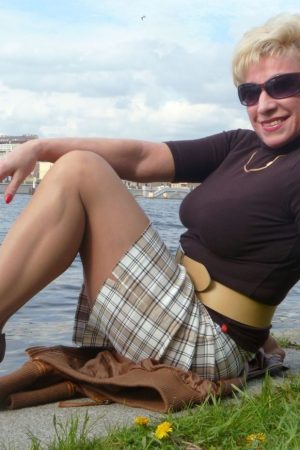 Envie de franchir le pas à Versailles Monique - rencontre-Cougar-Versailles